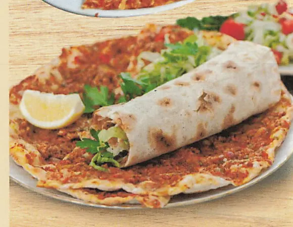 Lahmacun gerollt mit Salat und Zitrone