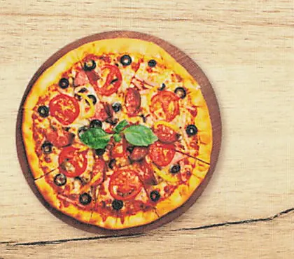 Pizza mit Tomaten, Oliven und Basilikum