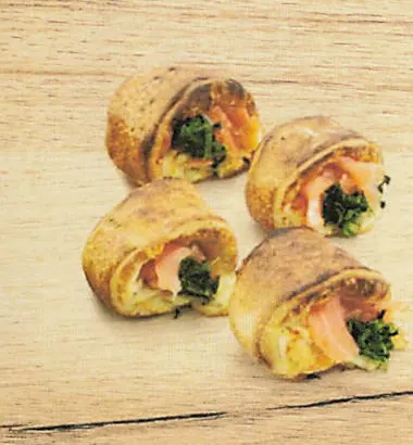 Gefüllte Pizzabrötchen mit Spinat und Käse