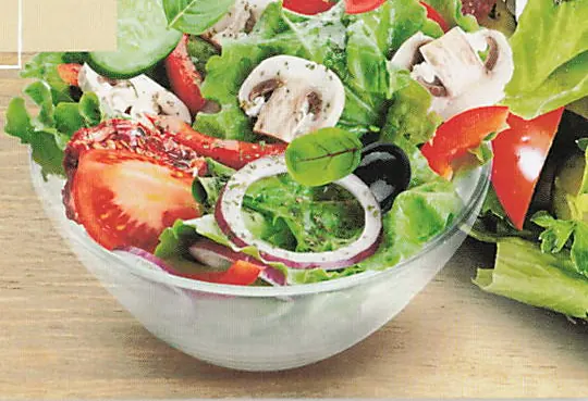 Salatschale mit Champignons und Tomaten