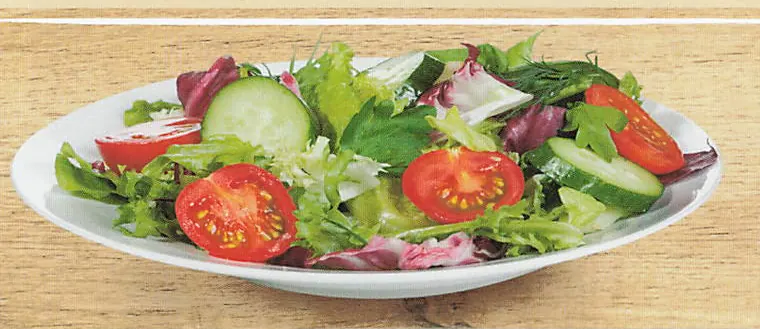 Gemischter Salat mit Tomaten und Gurken